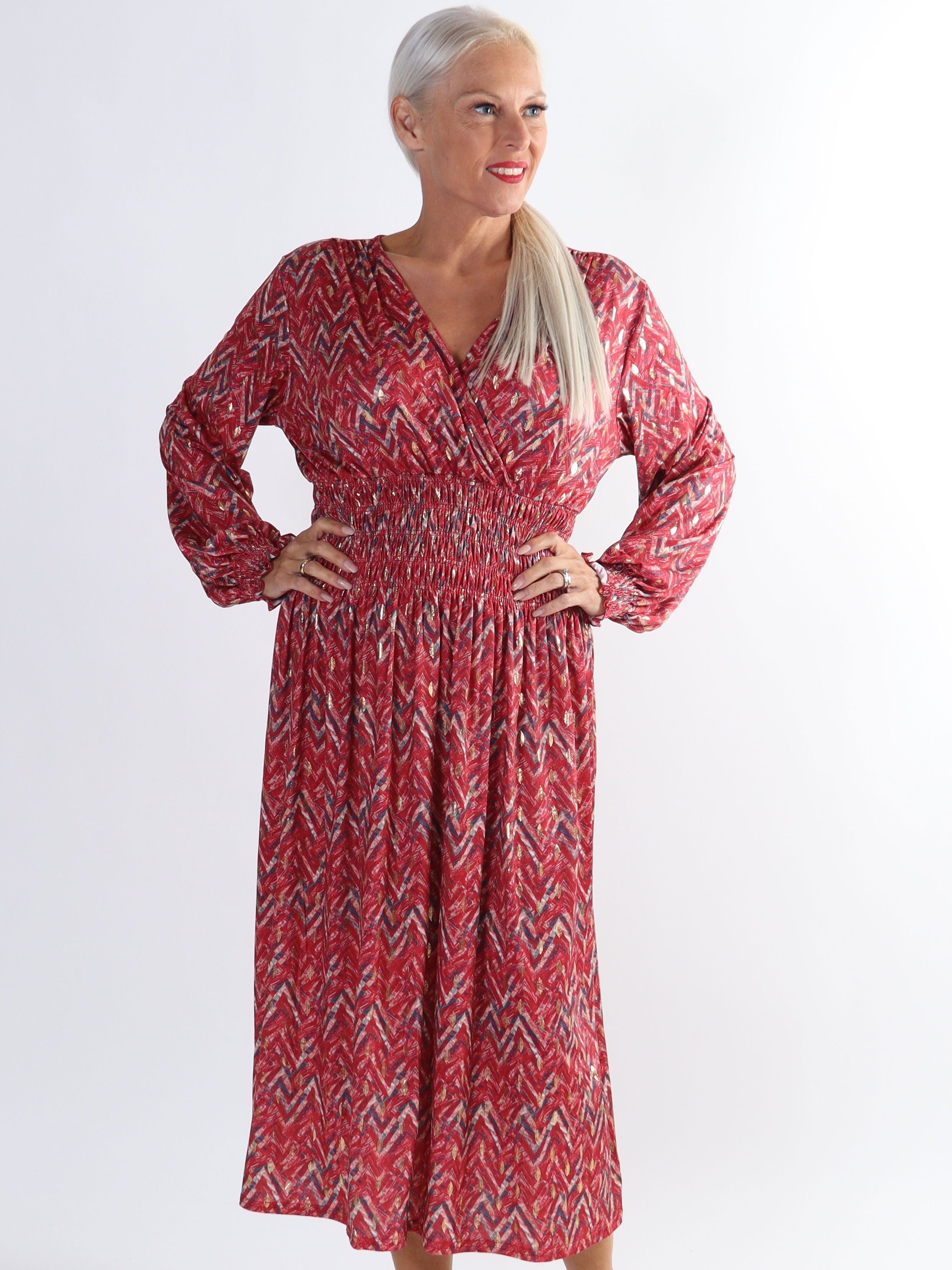 Pams ZigZag Midi L/S - Plus size kjole i krølfrit stof med lange ærmer
